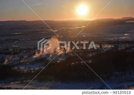 The overall view from the GEYSIR hill at sunrise in Iceland 98185018