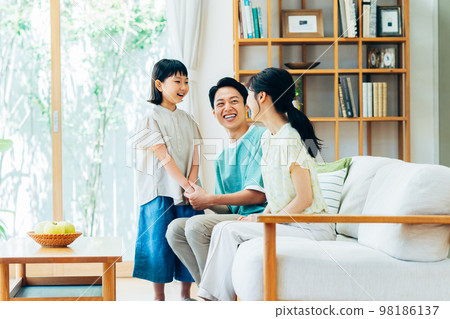 一個在客廳裡放鬆的年輕家庭 98186137