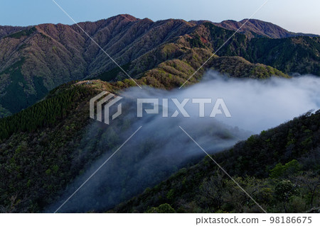 越過表嶺和山脈的瀧雲,從山王頭看到的 Tonodake 山 越過表嶺和山脈的瀧雲,從山王頭看到的 Tonodake 山 98186675