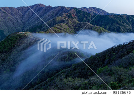 越過表嶺和山脈的瀧雲,從山王頭看到的 Tonodake 山 越過表嶺和山脈的瀧雲,從山王頭看到的 Tonodake 山 98186676