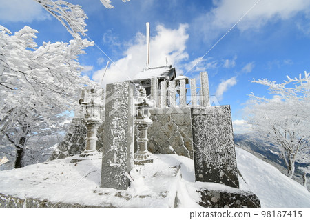 Blue sky and the summit of Takamiyama 98187415