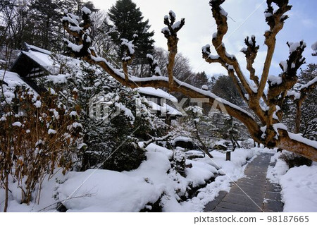 Japanese garden covered in snow Japanese garden covered in snow 98187665