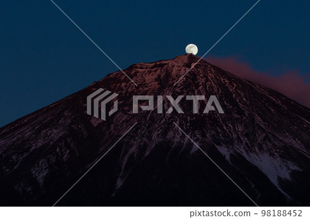 Moon and Mt. Fuji 98188452