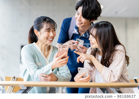 看智能手機的男女大學生 看智能手機的男女大學生 98188637