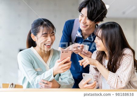 看智能手機的男女大學生 98188638