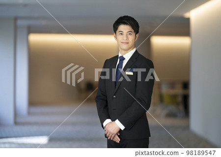 A portrait of a businessman in his 30s with a nameplate, photography cooperation "LINK FOREST" 98189547