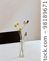 在桌上的干燥花 98189671