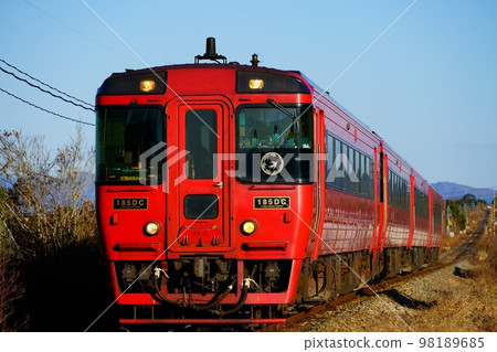 Limited express Yufu running up the slope in the evening sun 98189685