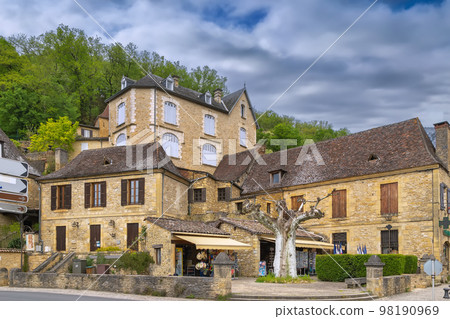 Street in Beynac-et-Cazenac, France 98190969