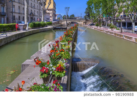 Canal de la Robine, Narbonne, Francev Canal de la Robine, Narbonne, Francev 98190988