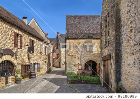 Street in Beynac-et-Cazenac, France Street in Beynac-et-Cazenac, France 98190989