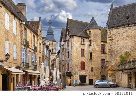 Square in Sarlat-la-Caneda, France Square in Sarlat-la-Caneda, France 98191011