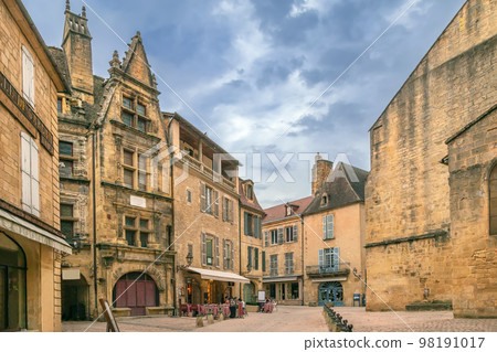 Square in Sarlat-la-Caneda, France Square in Sarlat-la-Caneda, France 98191017