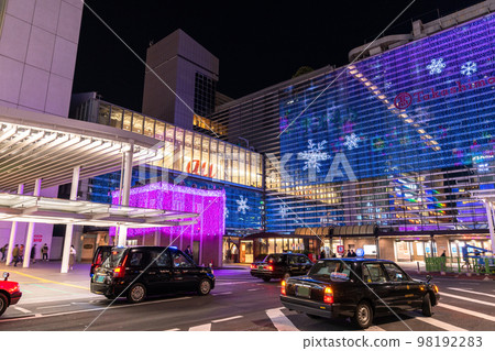 《Kanagawa Prefecture》Yokohama station square Busy night downtown 98192283