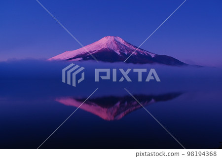 Early morning's upside down Fuji 98194368