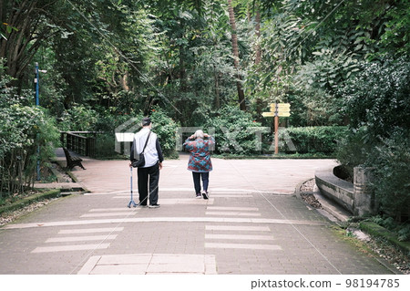 在公園散步 在公園散步 98194785