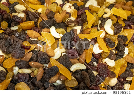 Background of peanuts with raisins, Close up 98196591