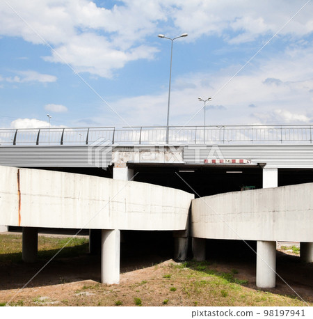 The ramp of the grade-separated road junction. 98197941