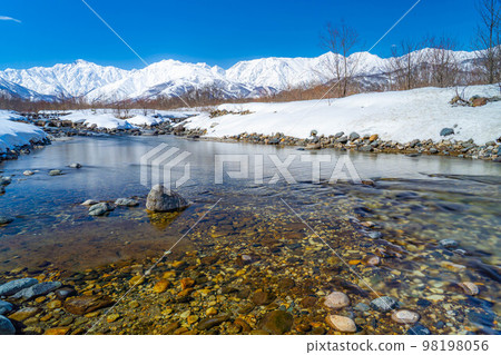 [Winter material] Winter scenery of Hakuba Village [Nagano Prefecture] 98198056