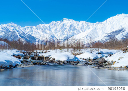[Winter material] Winter scenery of Hakuba Village [Nagano Prefecture] 98198058