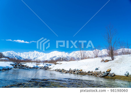 [Winter material] Winter scenery of Hakuba Village [Nagano Prefecture] 98198060