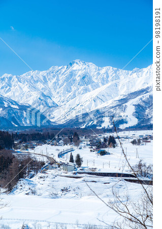 [Winter material] Snowy Hakuba Village and Oito Line Limited Express Azusa [Nagano Prefecture] 98198191