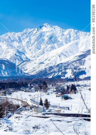 [Winter material] Snowy Hakuba Village and Oito Line Limited Express Azusa [Nagano Prefecture] 98198196