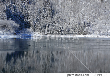 Lake Nakanishi in winter 98199108