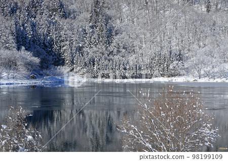 Lake Nakanishi in winter 98199109