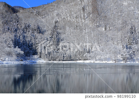 Lake Nakanishi in winter 98199110