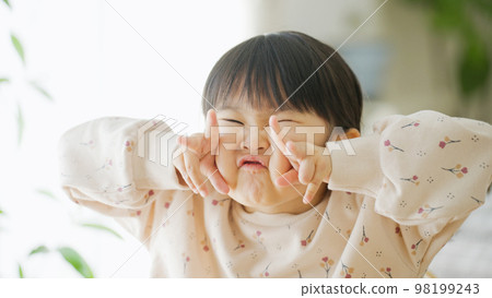 5 歲的孩子做鬼臉 98199243