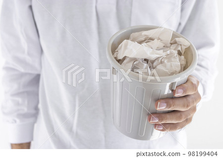 拿著垃圾桶的男性手 98199404