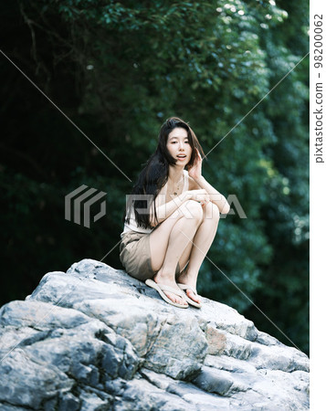 riverside and woman 98200062