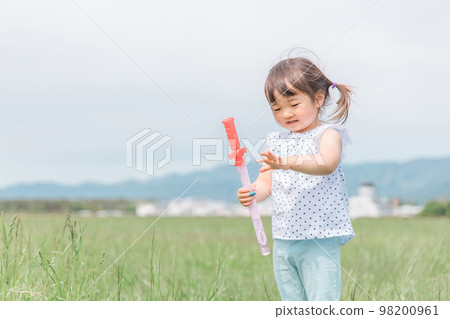 女孩在公園裡玩肥皂泡和玩具（兒童、幼兒、嬰兒、智力教育） 98200961