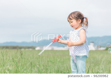 女孩在公園裡玩肥皂泡和玩具（兒童、幼兒、嬰兒、智力教育） 98200962
