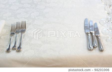 Empty table Empty table 98201006