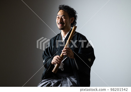 Bearded man's Japanese musical instrument series Shakuhachi 98201542