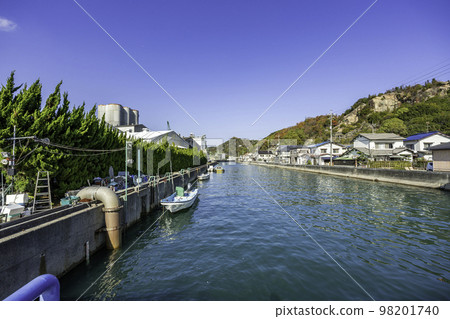 宇野港是從岡山縣玉野市櫻橋向內陸延伸的水道 宇野港是從岡山縣玉野市櫻橋向內陸延伸的水道 98201740