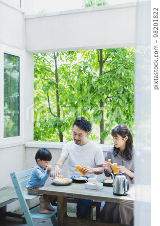 一家人在露台上吃早餐 98201822