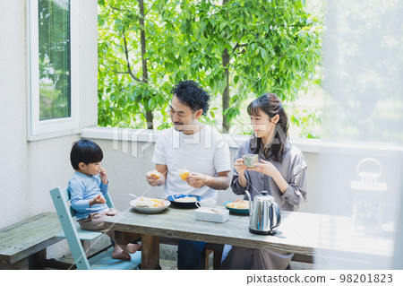 一家人在露台上吃早餐 98201823