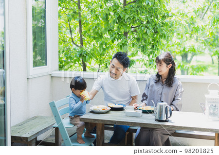 一家人在露台上吃早餐 一家人在露台上吃早餐 98201825