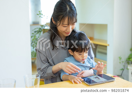 Child and mother washing hands in the kitchen 98201874