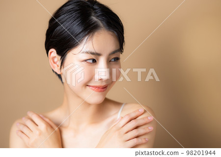 A woman with short hair 98201944