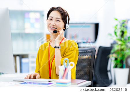 Call Center Female Office Middle Call Center Female Office Middle 98202546