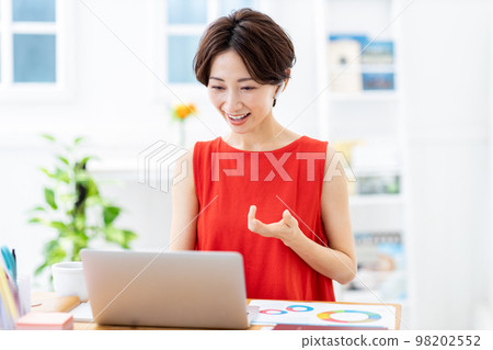 Operator female house Operator female house 98202552