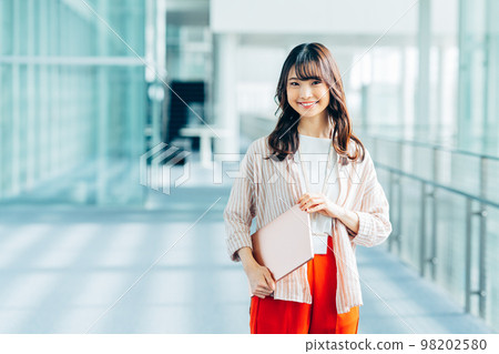 A young female engineer 98202580