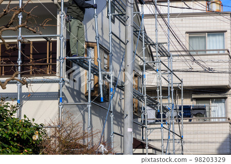 Scaffolding for repairing the outer wall of a detached house 98203329