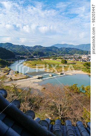 Ehime / Sightseeing train seen from inside Ozu Castle (Iyonada Monogatari) 98203447