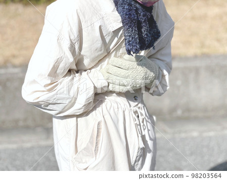 一個女人戴著手套的手抱著她的胸部 98203564