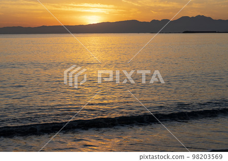 湘南海岸茅崎的日落景色 98203569